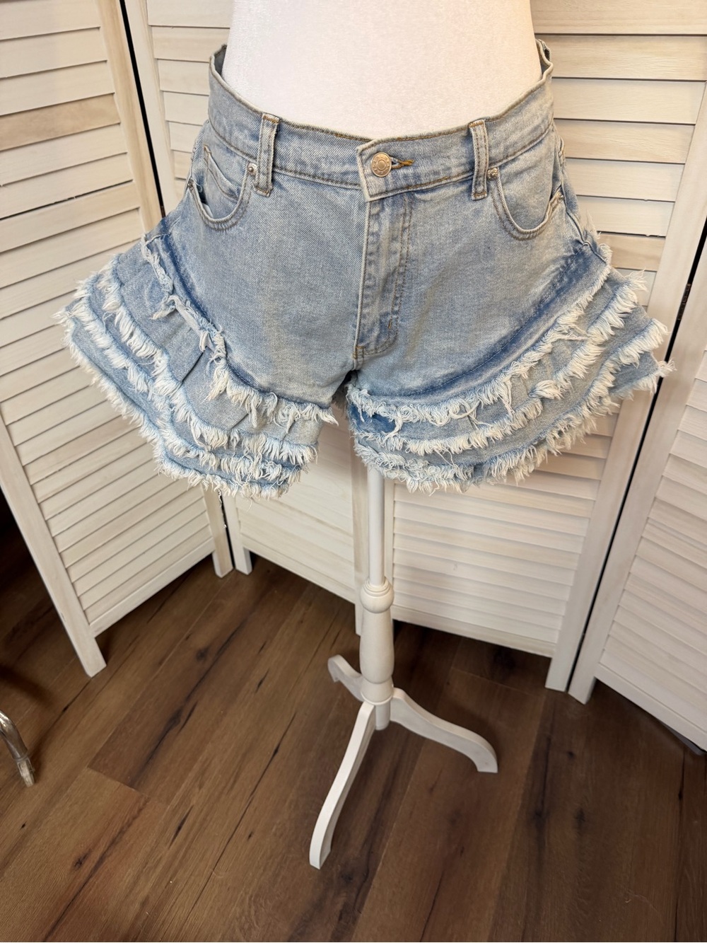 Akira Layered Ruffle Jean Shorts distressed Sz L country western NEVER WORN NWOT